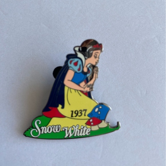 Vintage Disney‎ Store Snow White #16 2001 Lapel Hat Pin 100 Years of Dreams 1937 - Picture 1 of 4